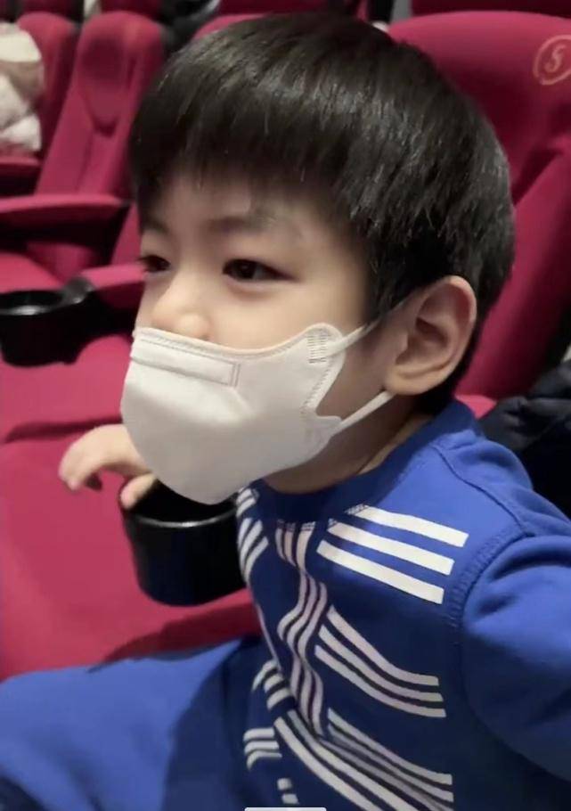 陈妍希一家三口去合肥遛宝宝逛动物园,陈晓和儿子的眉眼太像了_夫妻