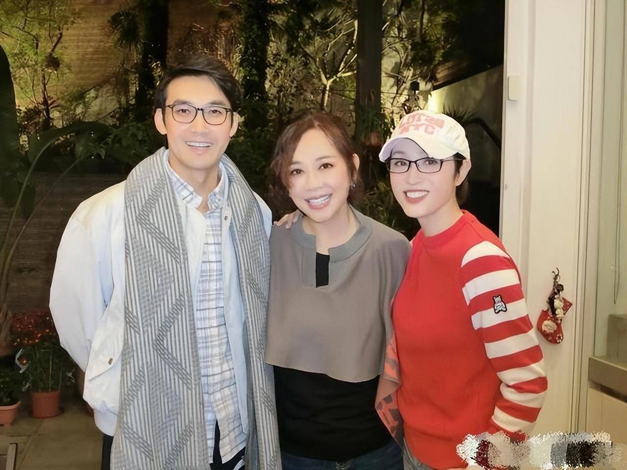 52岁陈松伶露面新年聚餐,被吐槽模样变化大,下巴如锥子格外抢镜_张铎