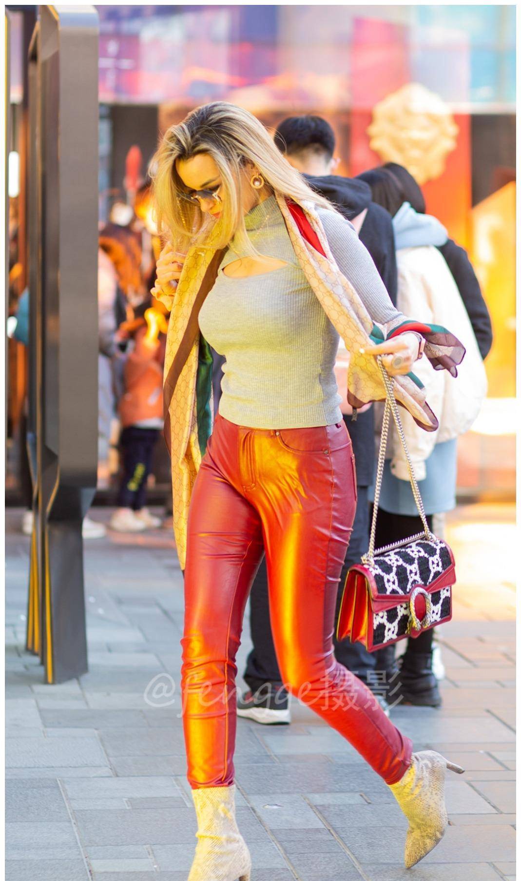 以美貌著称,给人的印象往往是一头金色长发大长腿,外加丰乳肥臀好身材