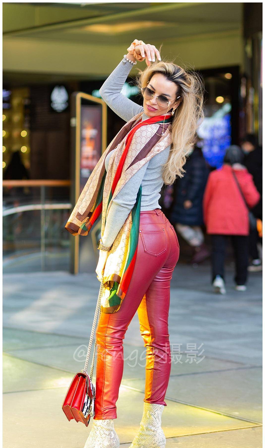 以美貌著称,给人的印象往往是一头金色长发大长腿,外加丰乳肥臀好身材