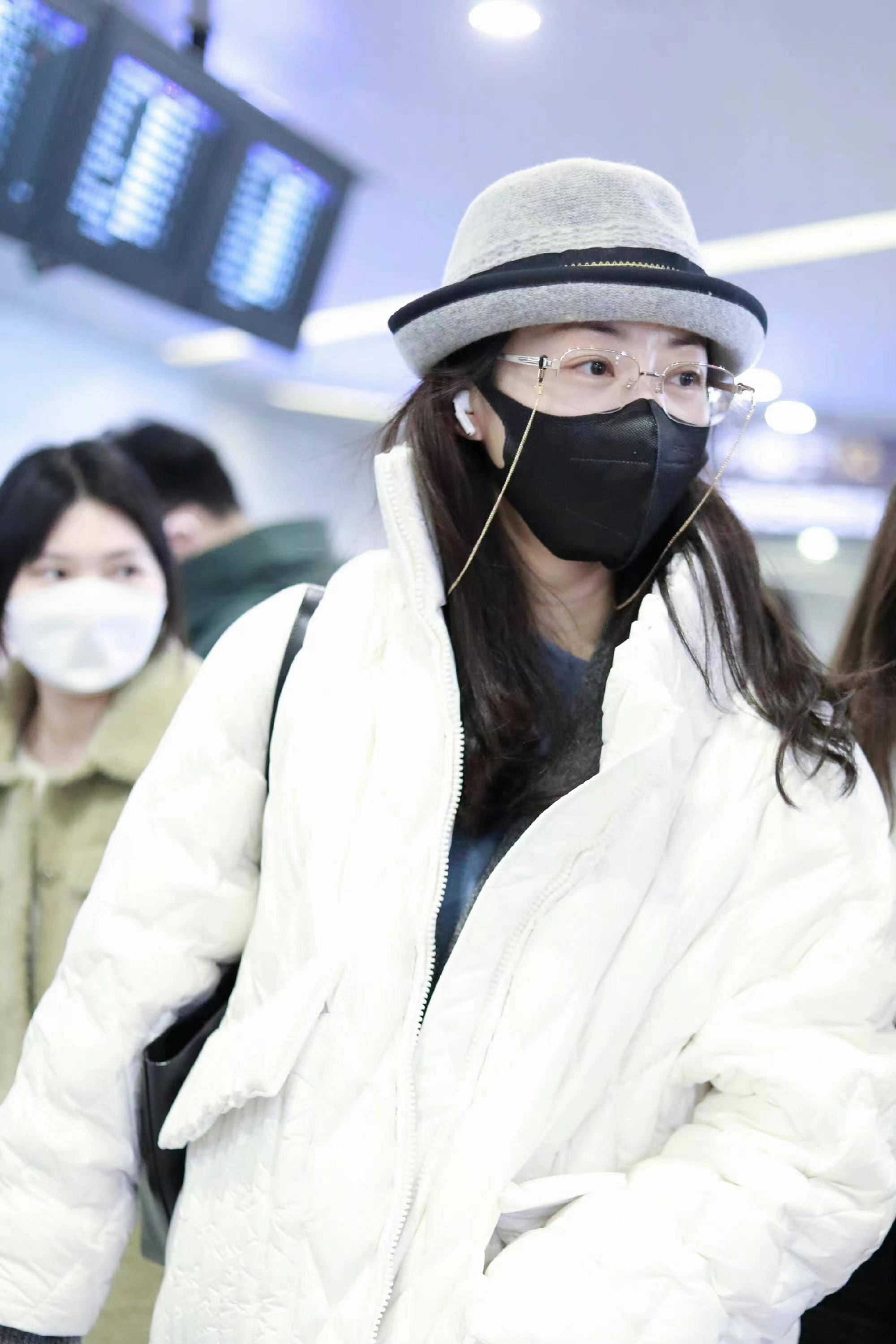韩雪现身机场,白色长款羽绒服搭牛仔裤,温暖舒适又时尚!