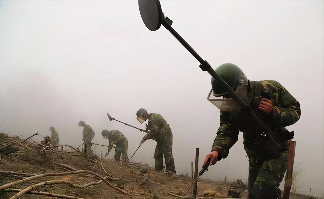 排雷英雄杜富国升级当父亲,三代同框很温馨_扫雷_儿子_下连队