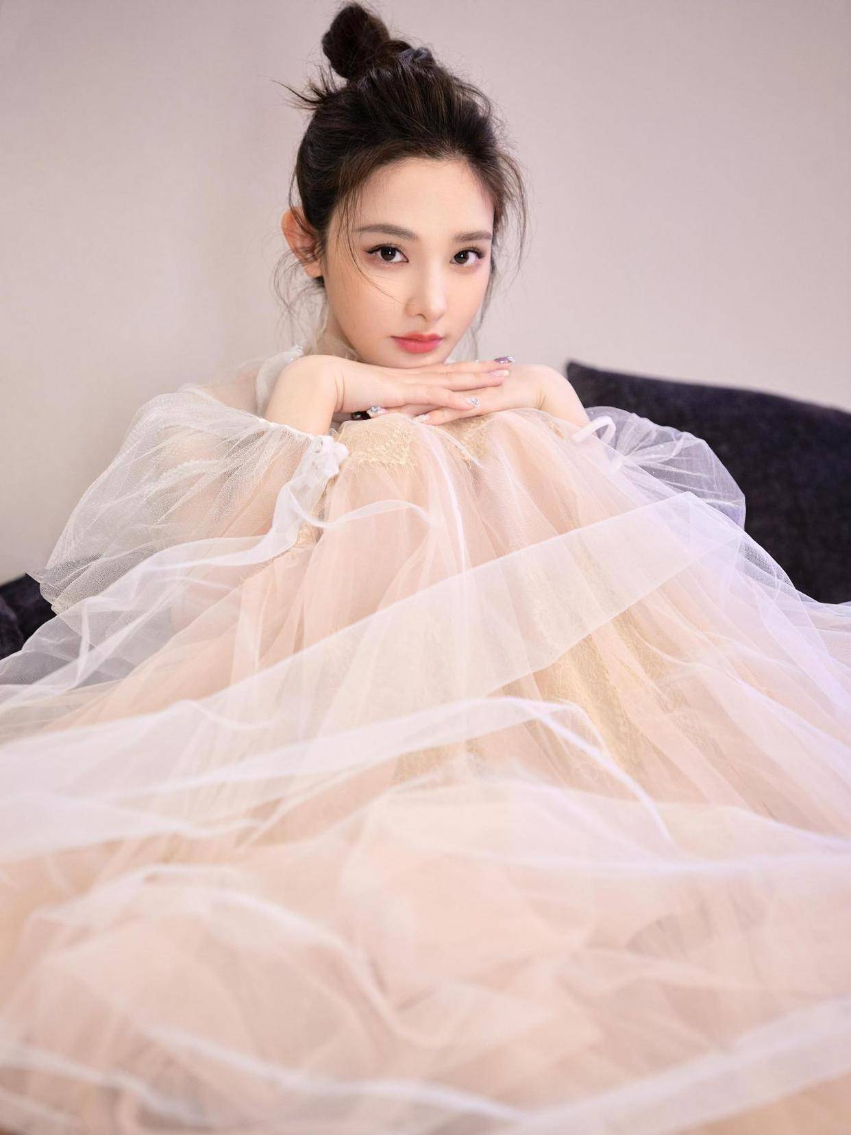 节目中期,人气演员彭小苒惊喜亮相,一展甜美歌喉,搭档杨蓉,王乐君联袂