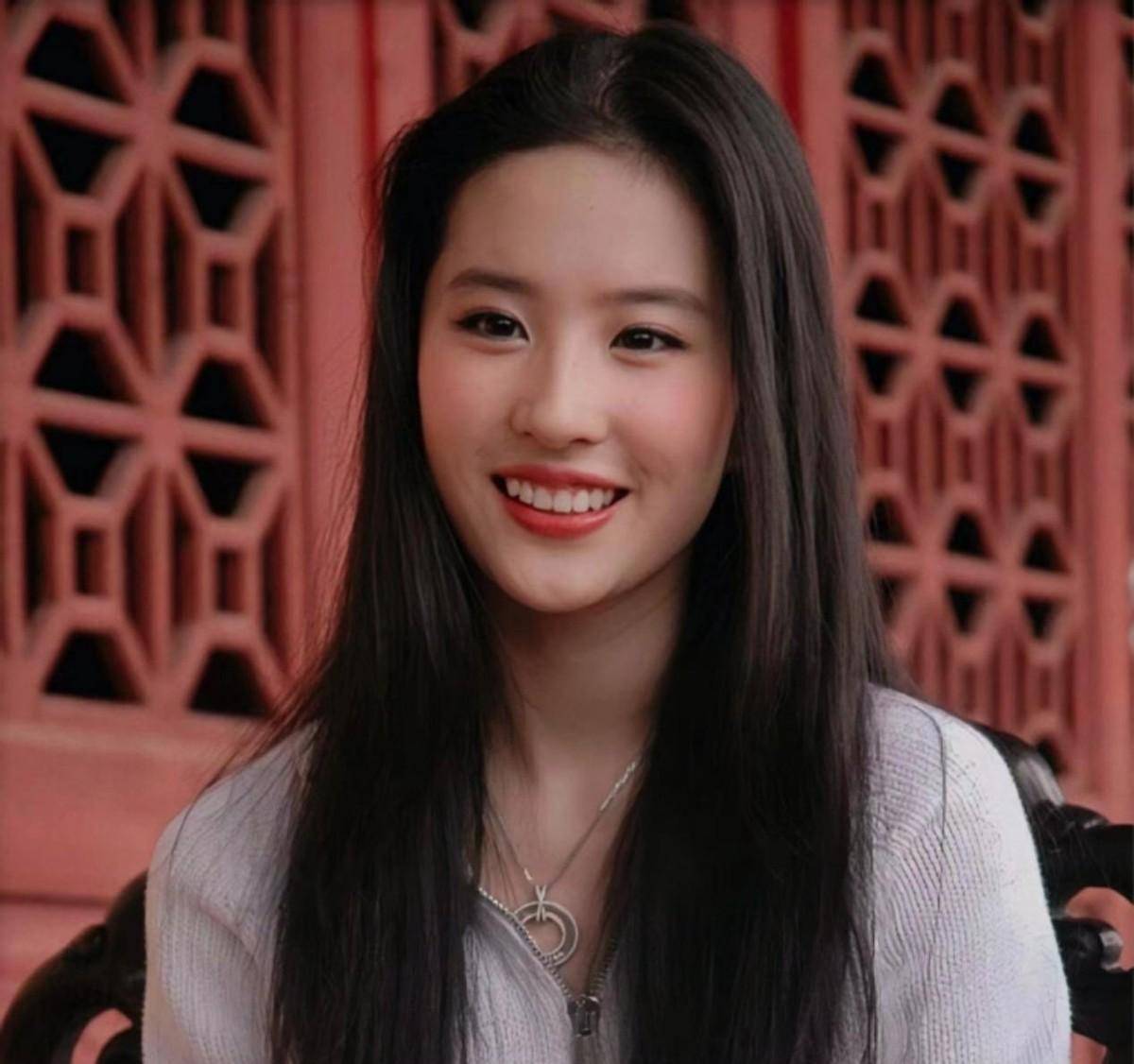 作为内娱颜值天花板,刘亦菲从十几岁出道以来就长成了所有女生梦寐以