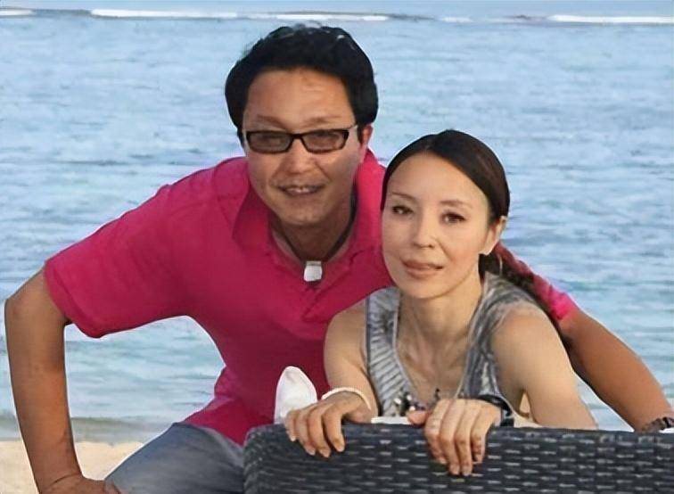 结婚后的夫妻二人十分恩爱,在1996年时,岳秀清还为吴刚生了一个儿子