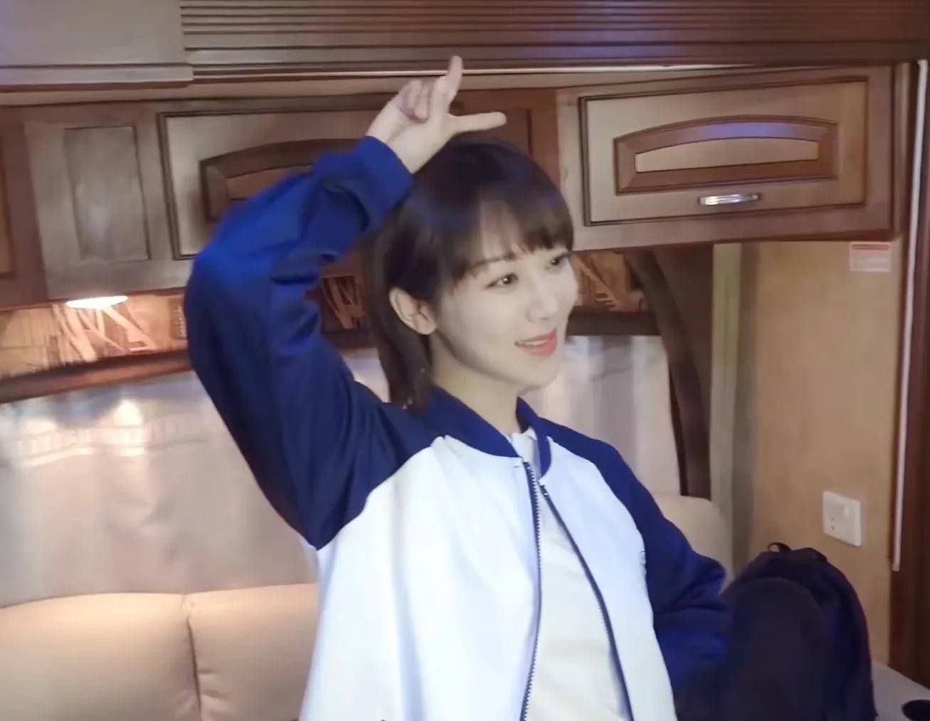 1月30日赵丽颖,杨紫,虞书欣营业图,明星动态_白色_头条_青春