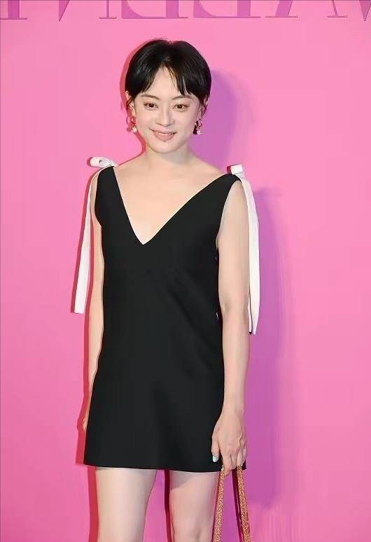 孙俪是真的老了,穿小黑裙暴露"干瘪"身材,眼角皱纹暴露年龄_时尚_造型