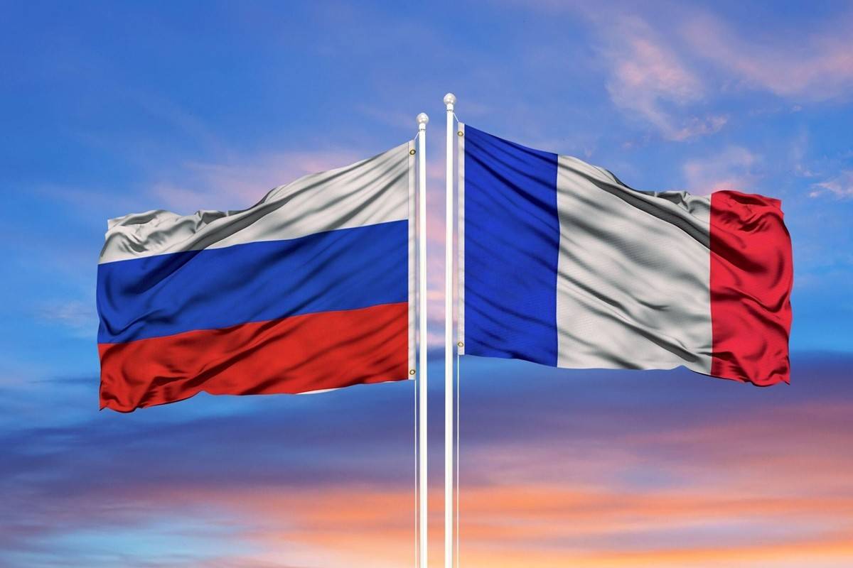 俄罗斯国旗和法国国旗不过这个风险还是非常大的,毕竟这是连美国都不
