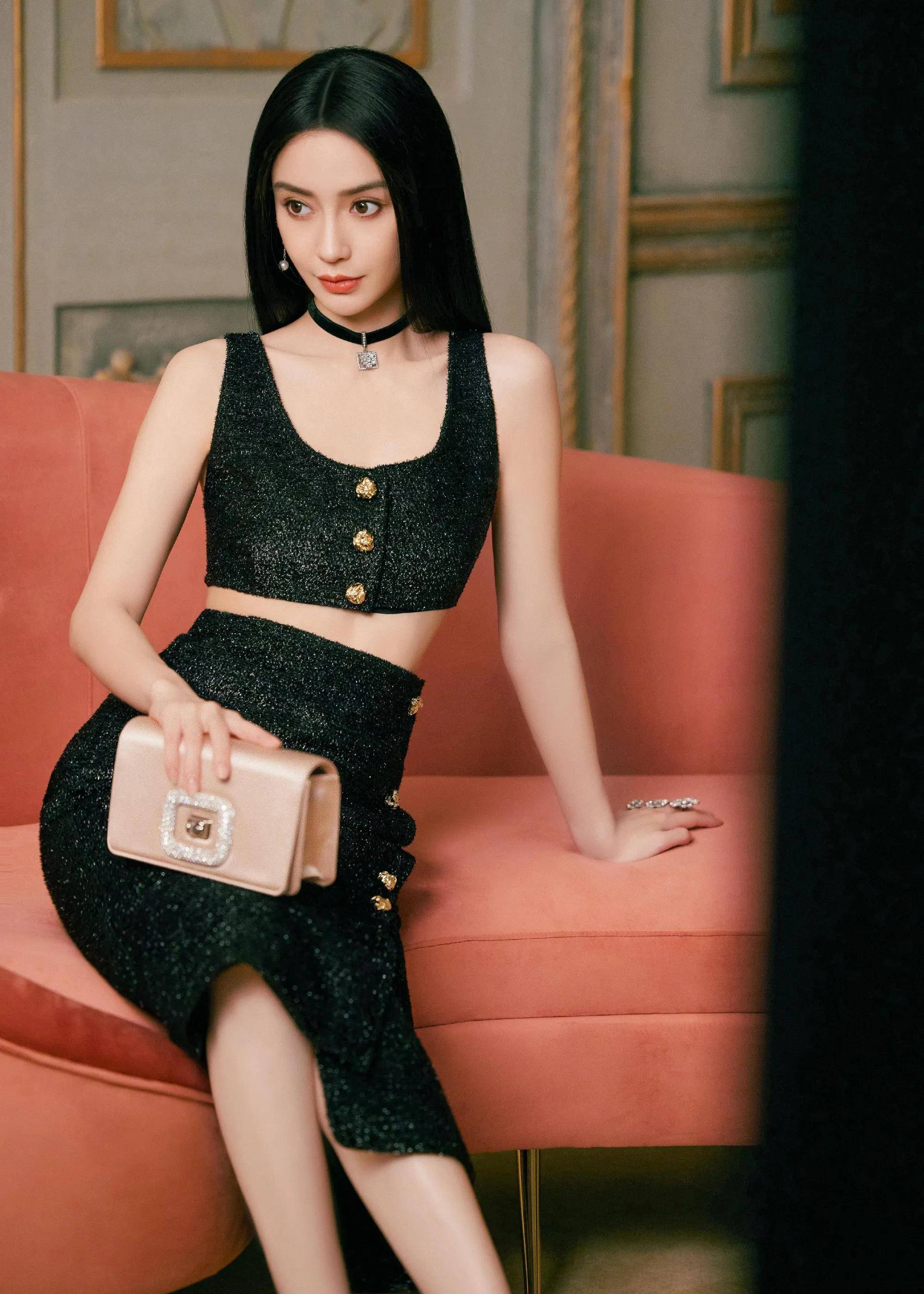 angelababy春意盎然开年大片 穿吊带裙秀美腿细腰 美艳动人 优雅高贵