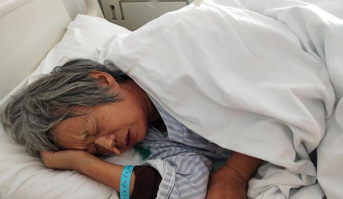 婆婆癌症去世,留房给小叔子,给我一袋米,3个月后打开:害死人!