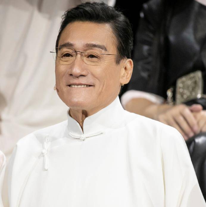 梁家辉65岁生日,双胞胎女儿晒父女合影庆祝,俩女儿气质出众像爸