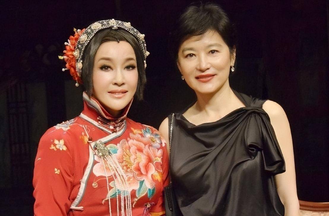 刘晓庆和林青霞同框太亏了,一个人素颜更美,化了妆还是大妈_红色_设计