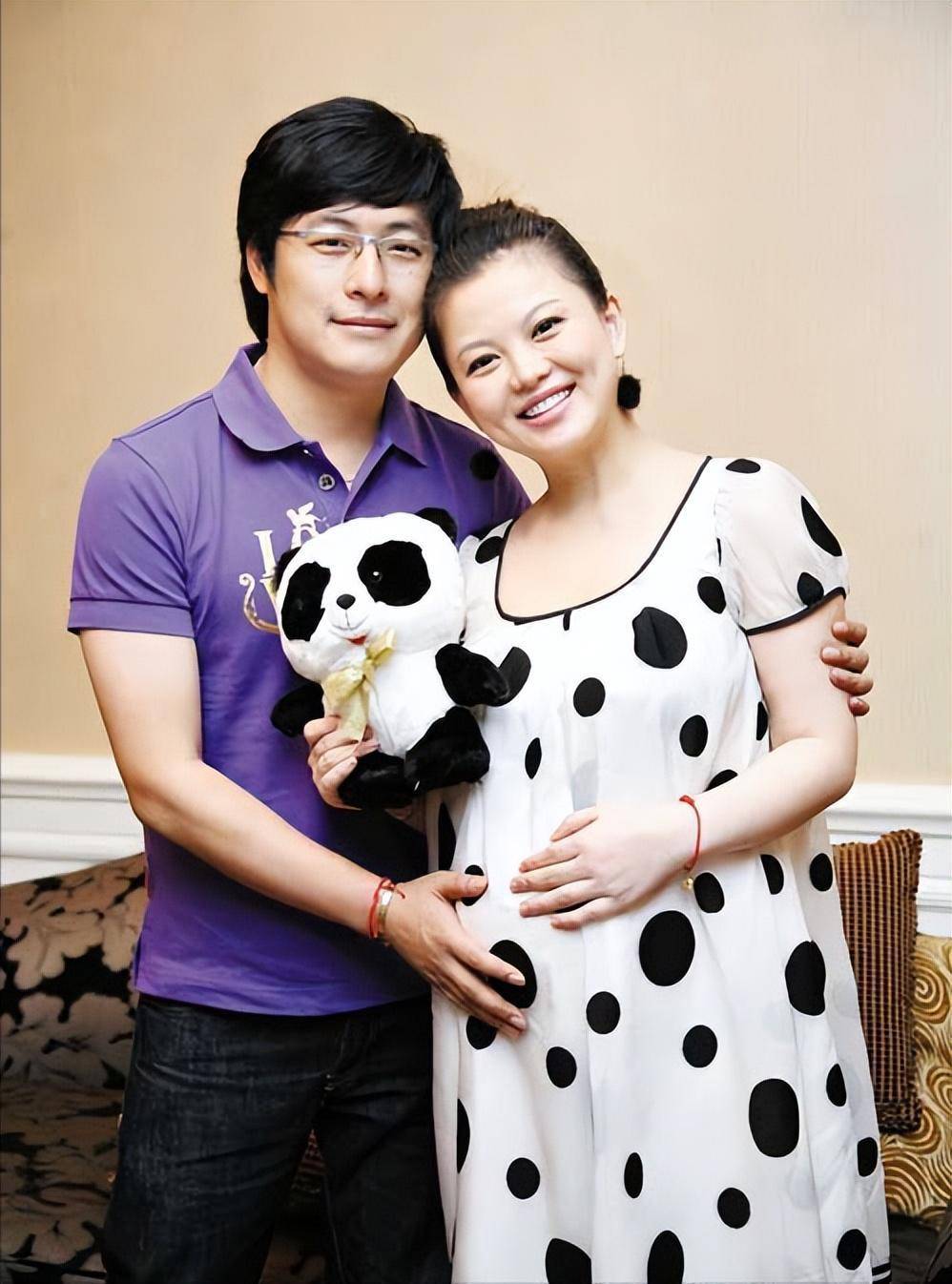 离婚1年后,回头再看李湘和王岳伦二人境遇,夫妻差距一目了然_李厚霖