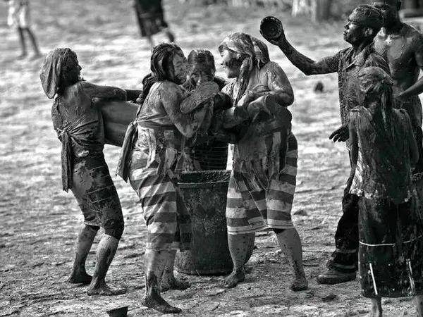 原始的风土人情佤族早先素有"砍人头祭旱谷"之称虽然关于人头祭祀的