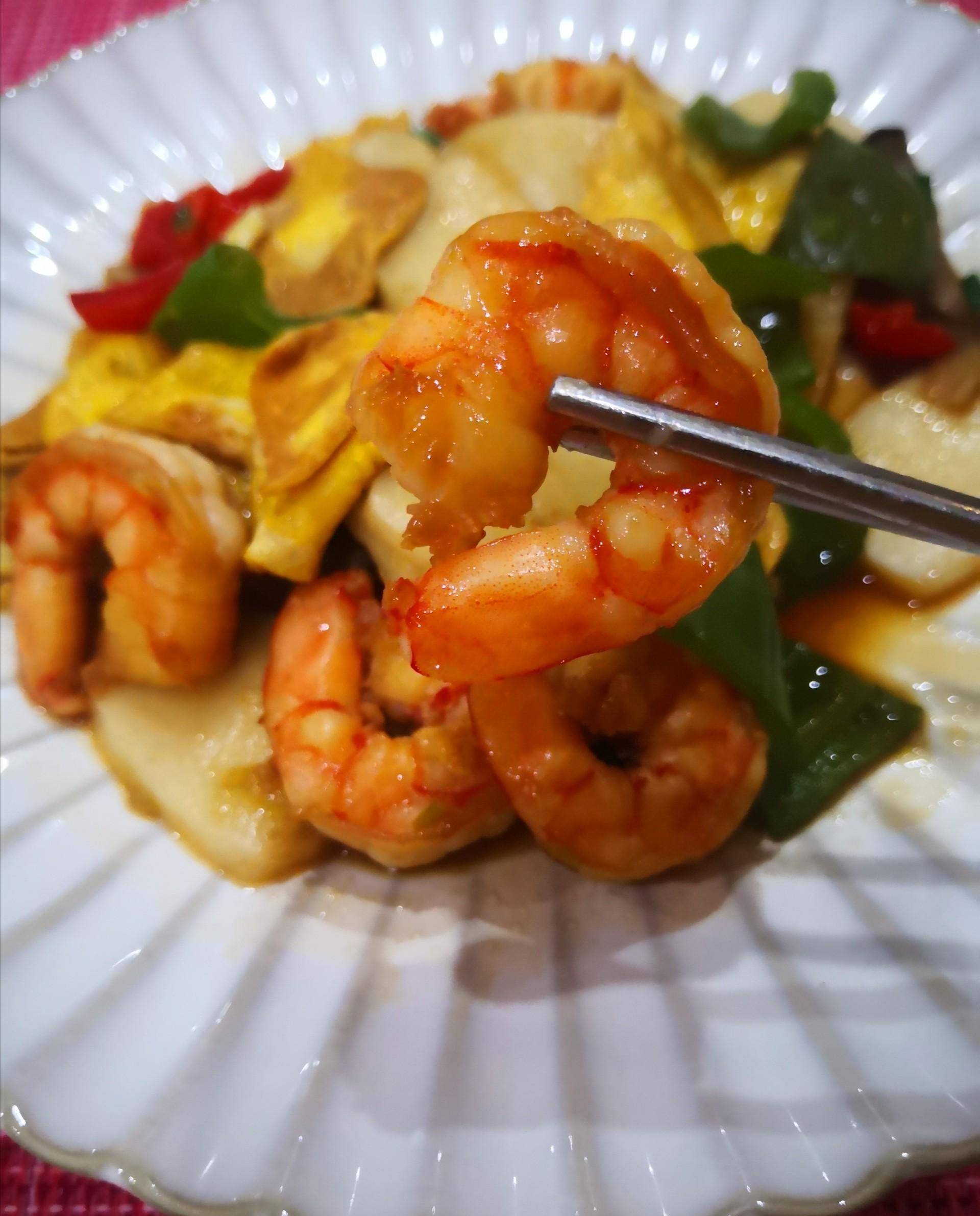 少许油油热后倒入葱花蒜片炒出香味再倒入