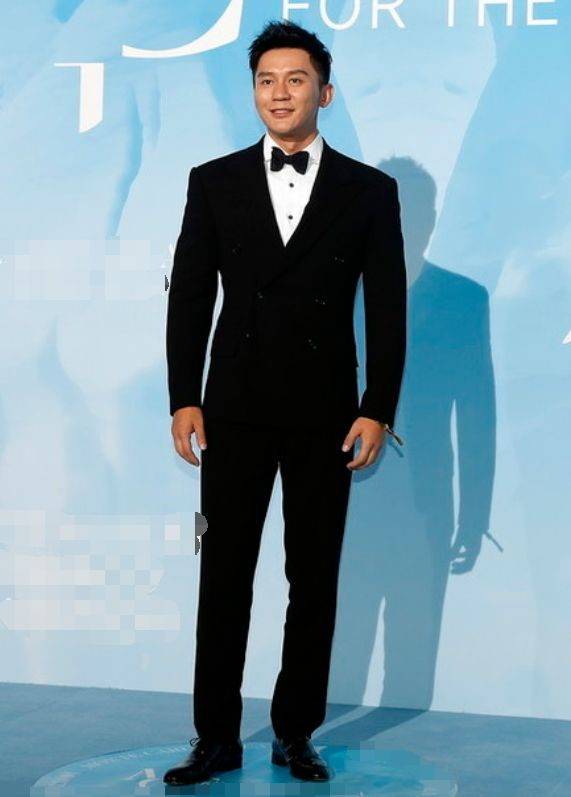 黑皮鞋,这一身稍带有点混搭的黑色风格,让我们看到在展示李晨高大帅气