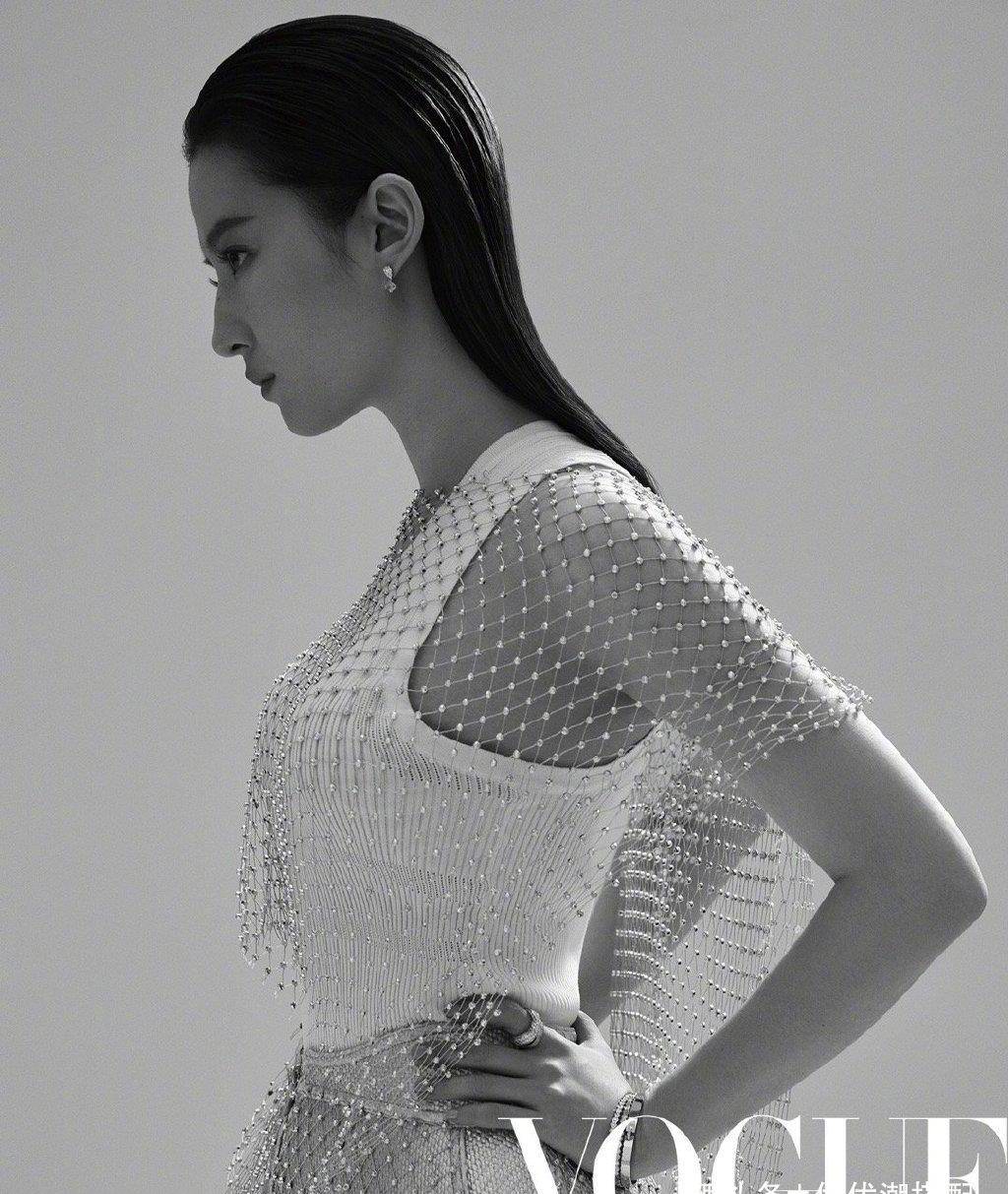 32岁刘亦菲登中国版《vogue》杂志封面,重新定义了现代女性特征_时尚