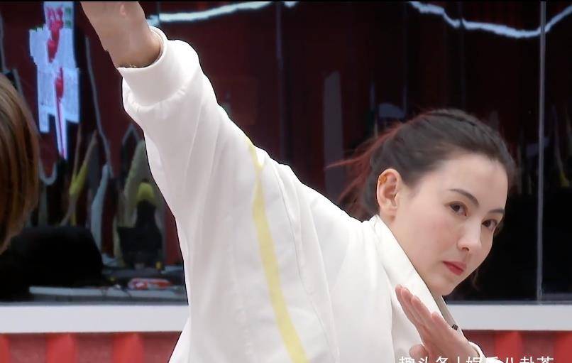 跳舞的时候,所有姐姐一脸嘲讽表示不屑,唯有一人热情对待_张馨予_网友