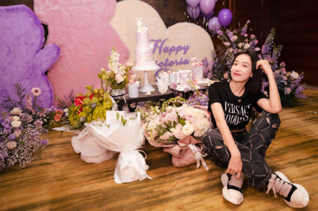 宋茜晒照庆36岁生日,笑容迷人甜如初恋,被鲜花围绕超幸福 _明星_舞儿