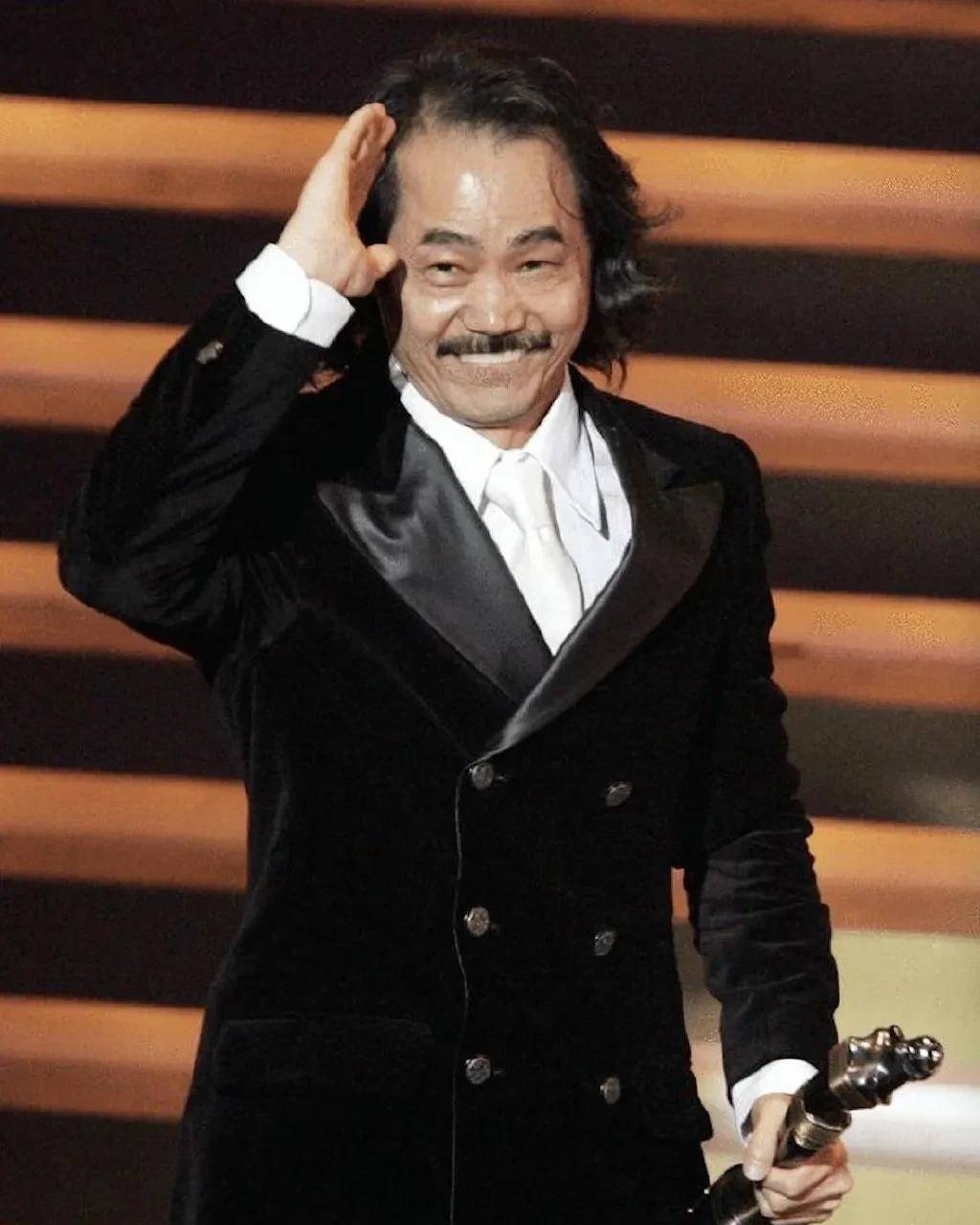 还记得《功夫》里的包租公吗?如今70岁的他近况曝光_元华_香港_成龙