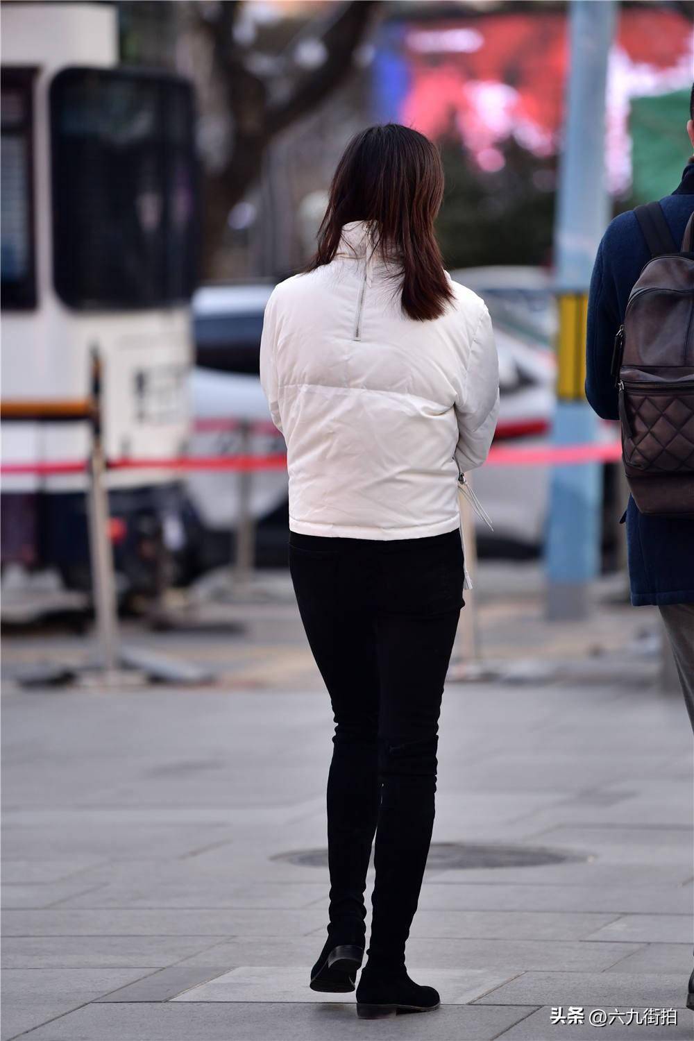 长靴搭配紧身裤,衬托匀称身材,白色短款羽绒服,增加对比色_风格_美女