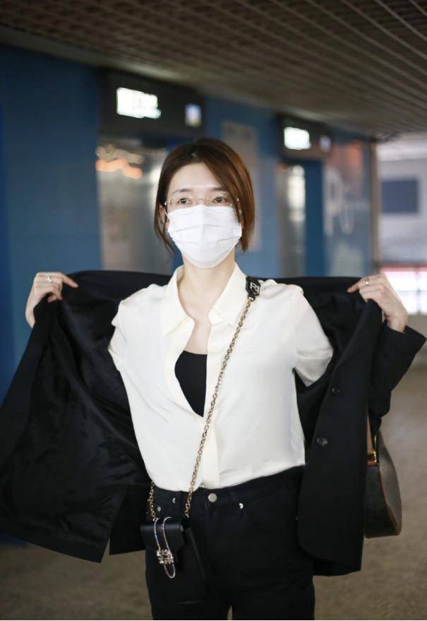 镜头下的江疏影尽管带着口罩,但也能看出她的皮肤状态非常好,胶原蛋白