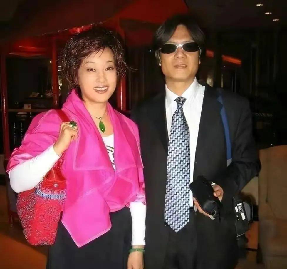 伍卫国痴恋刘晓庆5年,分手后难忘旧情,年近70依然单身!