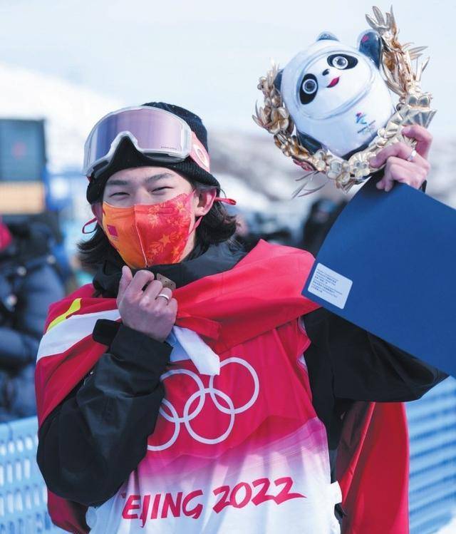 蘇翊鳴今年滿十八歲,是一名單板滑雪運動員,在這次冬奧會中取得了很好