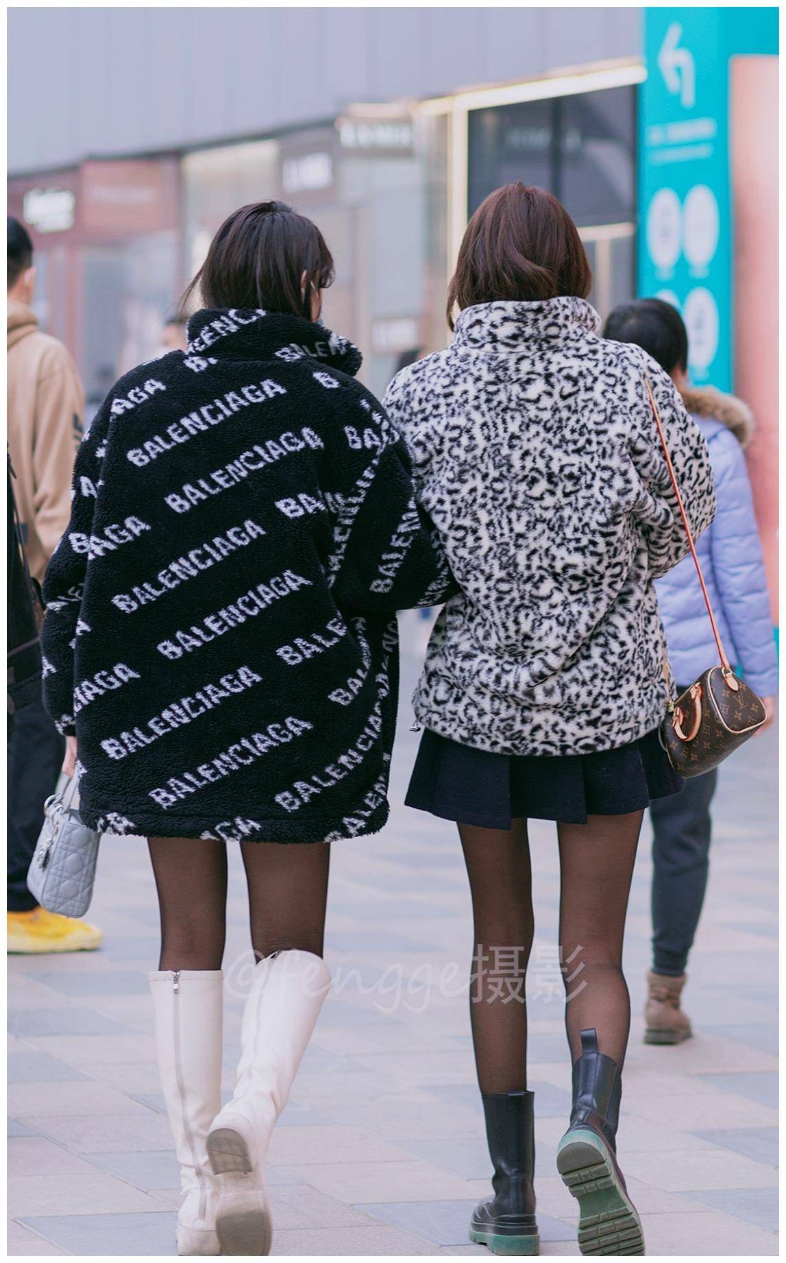 街拍:两个美女好闺蜜同穿小裙子皮靴黑丝袜,谁更时尚谁更美?