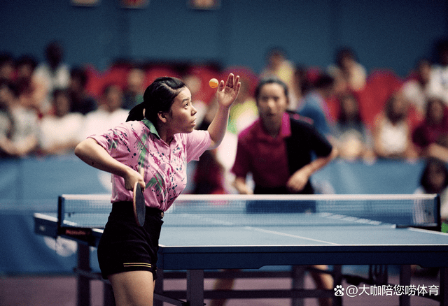 邓亚萍一家3口打篮球!丈夫罕见亮相,16岁儿子身材魁梧180身高相貌成熟