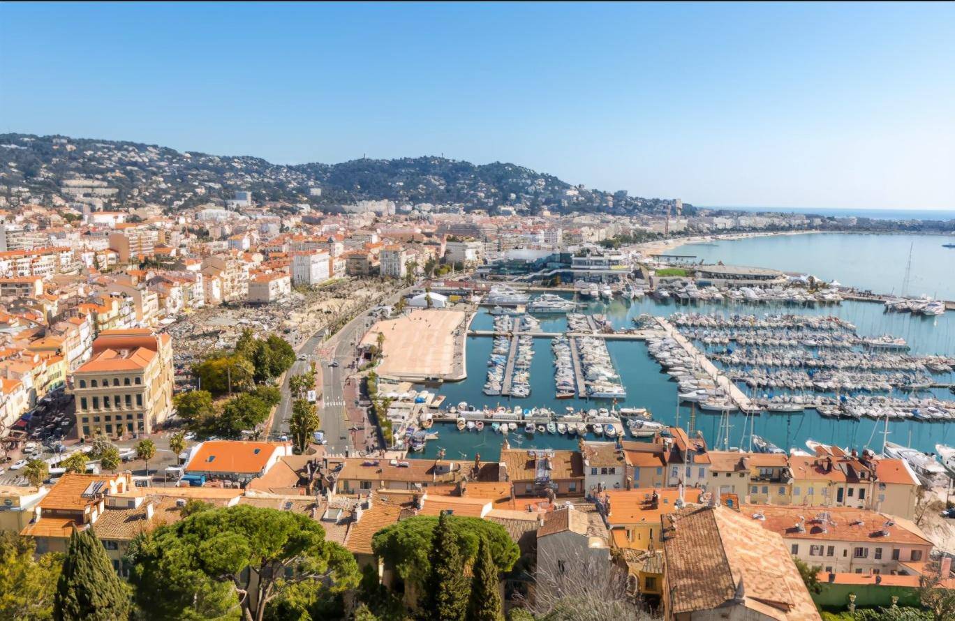 port de cannes)位于法国著名戛纳小镇,是欧洲第一个跨大西洋码头中转