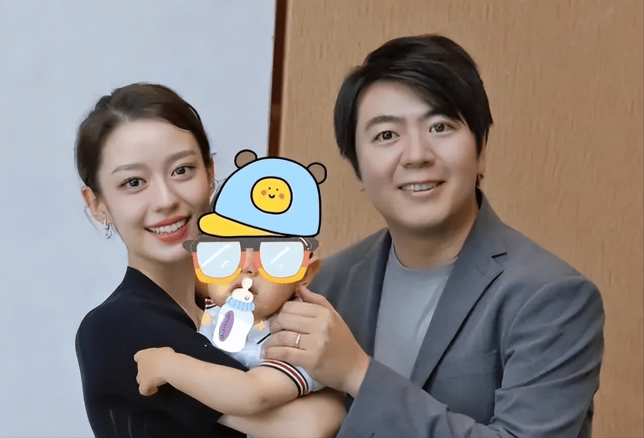 郎朗夫妇带两岁儿子度假,孩子腿长个高,纤瘦的吉娜抱娃显吃力_网友