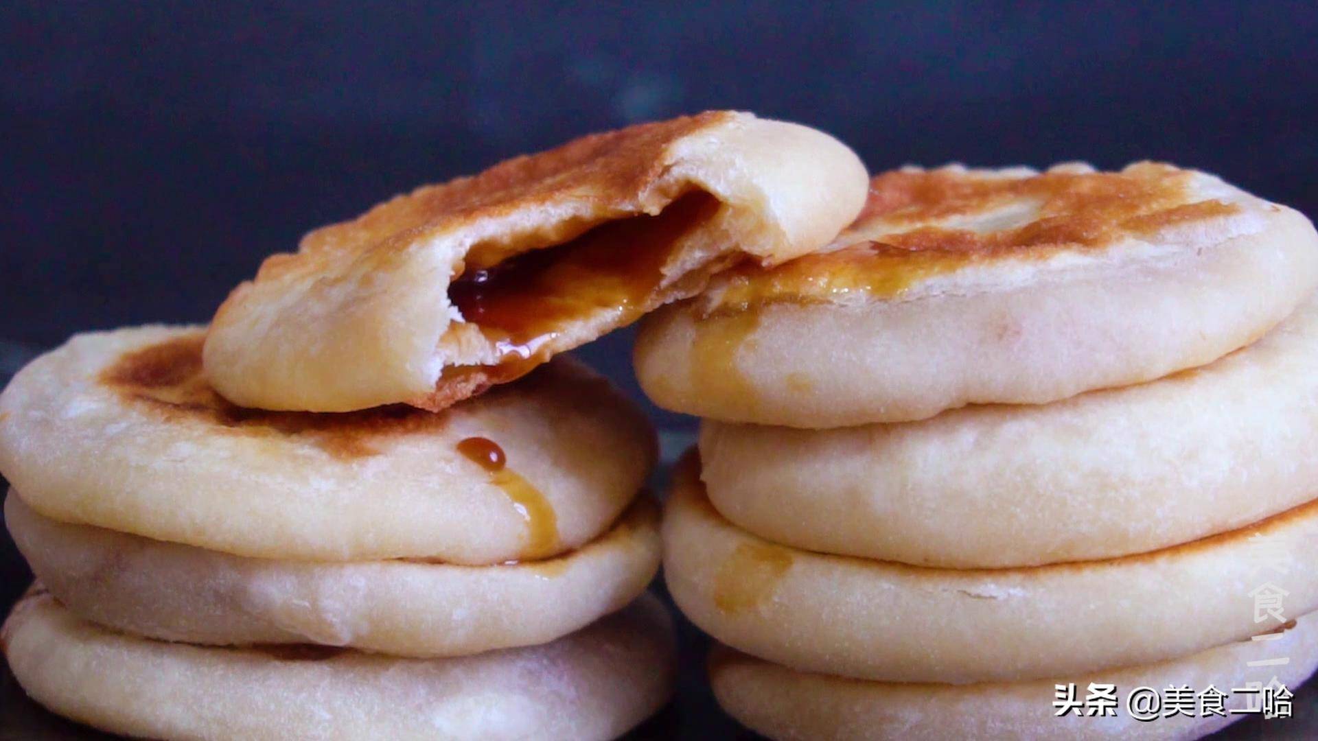 而且烙出来的糖饼超级柔软,吃起来的口感也特别好,还有个要点是烙饼的