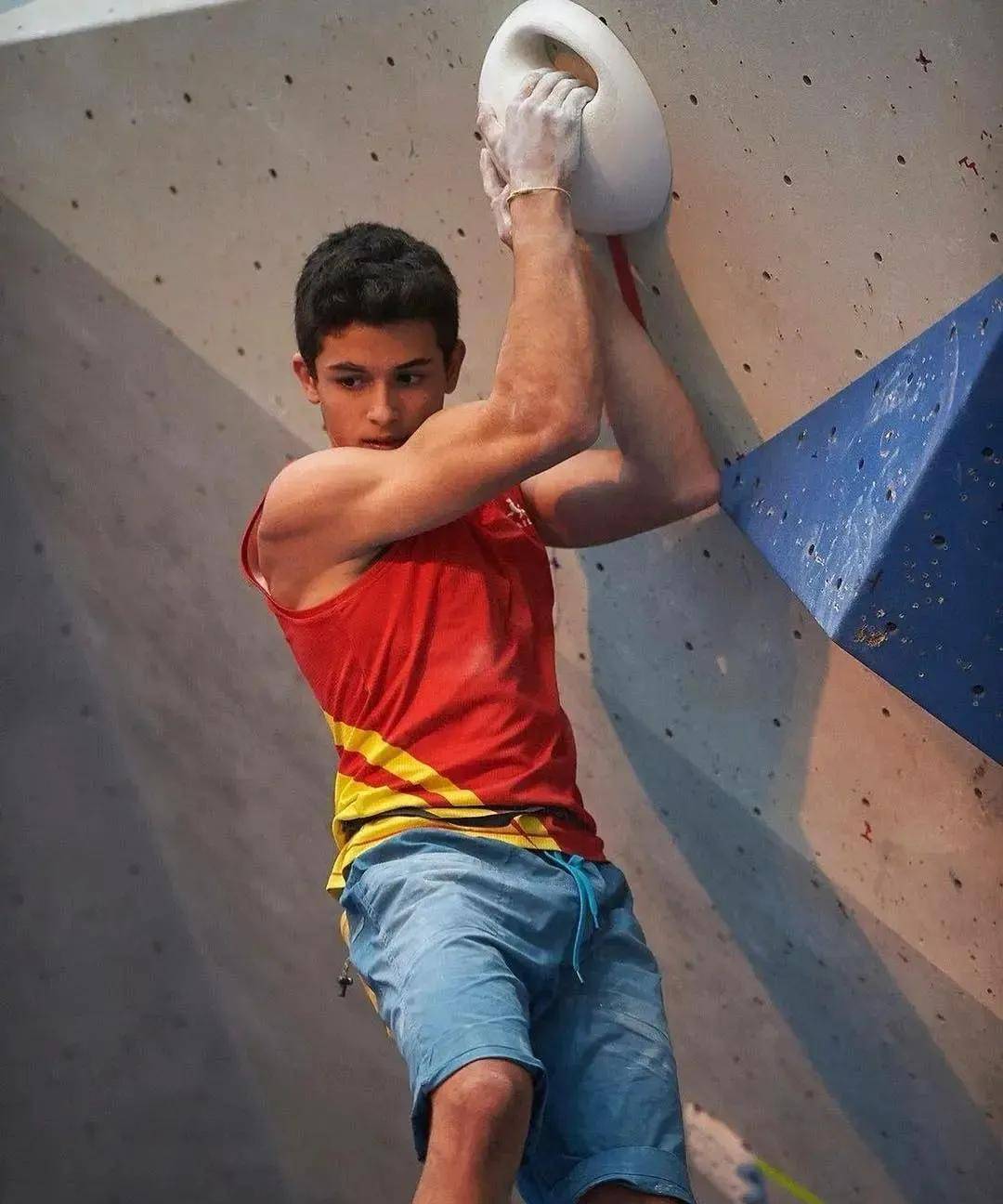 首枚奥运攀岩冠军获得者19岁的阿尔贝托因高颜值走红_运动_东京