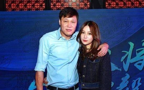 前国脚范志毅,大女儿已21岁,三婚娶小17岁娇妻,结婚3年再添1女_足球