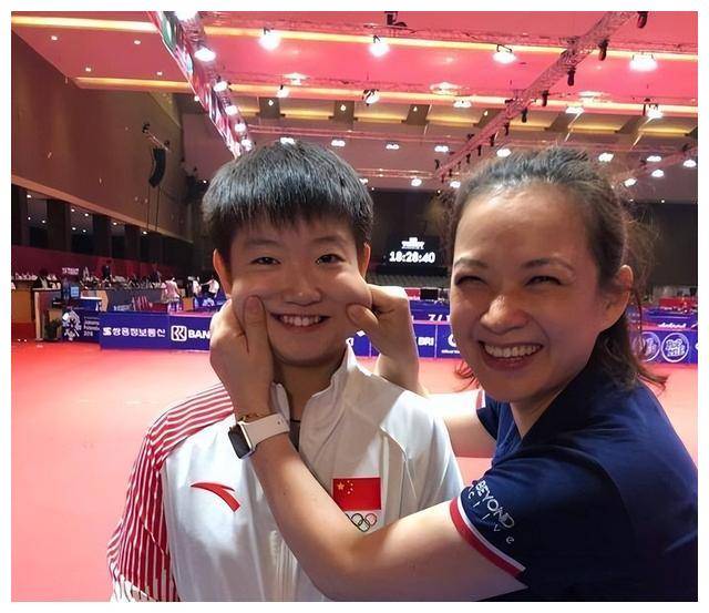 父母,但事实上,他们可以从她的家庭照片中感受到孙颖莎父母的平易近人