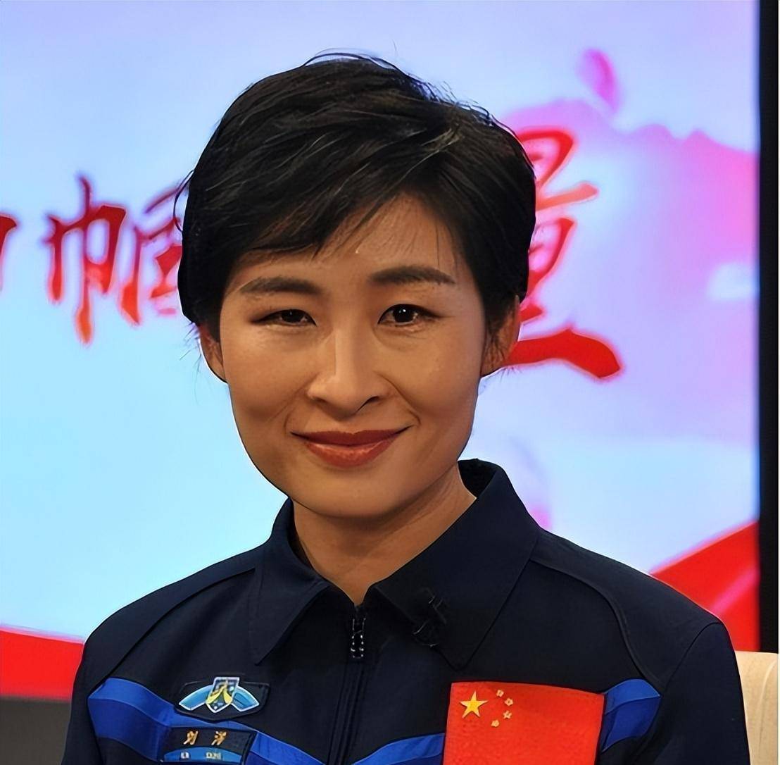 2012年她乘坐神舟九号进入太空,成为我国第一位女航天员;2022年她又和