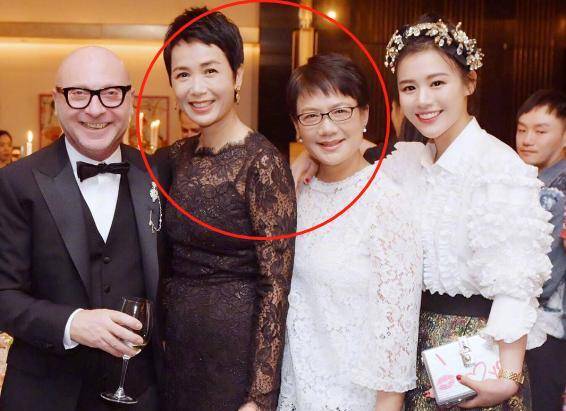 马思纯妈妈曝近照,寸头造型太像妹妹蒋雯丽,家中还有一面古董墙_蒋雯