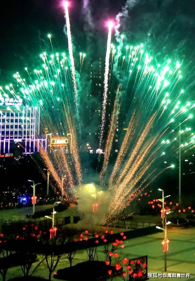 贺平凉:火树银花不夜天 流光溢彩万枝春_烟花_夜空_市民