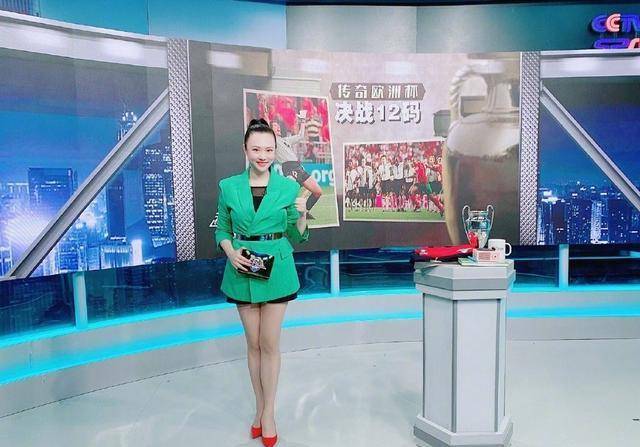 央视主持王曦梁减肥成功,穿旧西装玩失踪,这打扮央视主持人少见_色彩