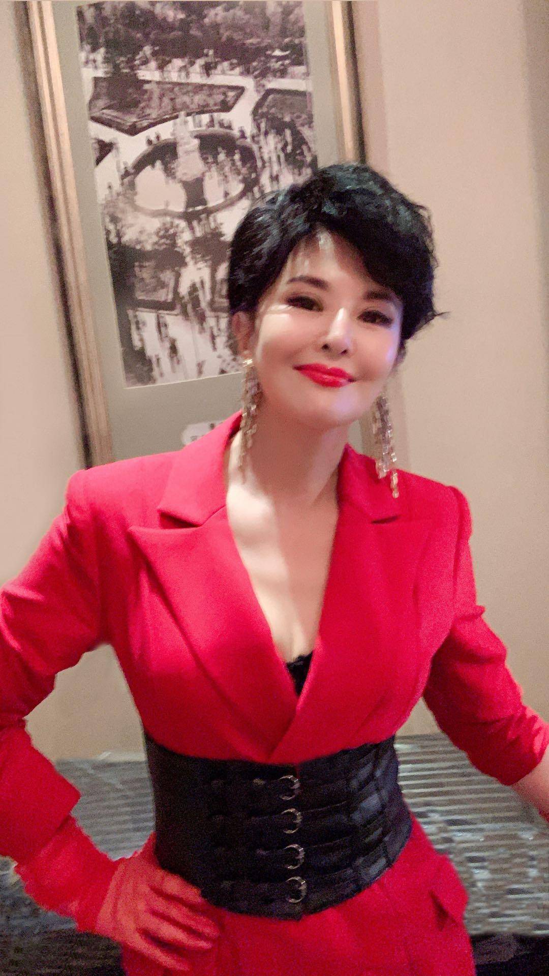 网友说:"演员田岷和何炅太有母子相了"田岷惊喜出演何炅的妈妈_电视剧