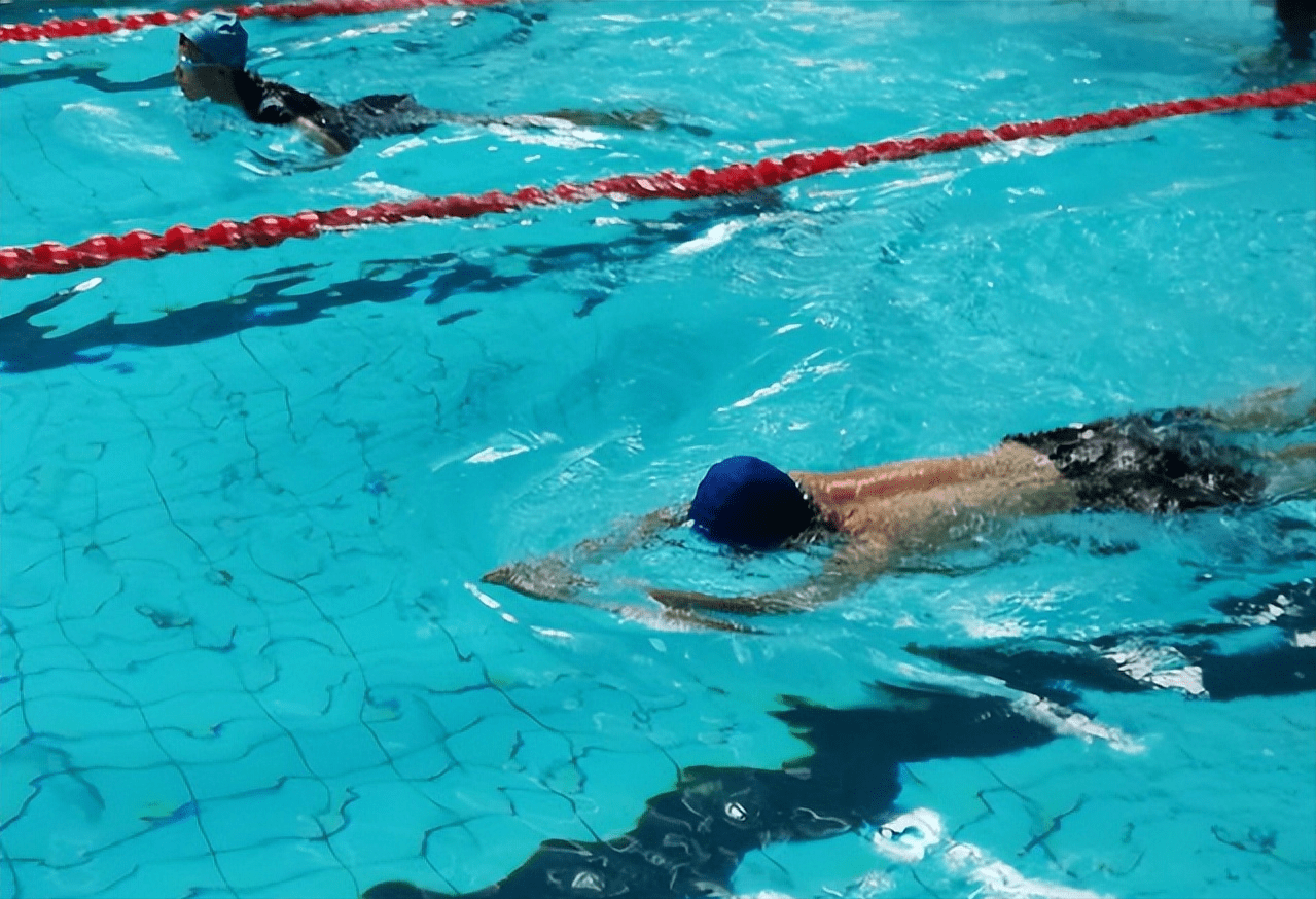 他被火车压掉半边身子,获得8块游泳奖牌,却没能救溺水母亲一命_俞国良