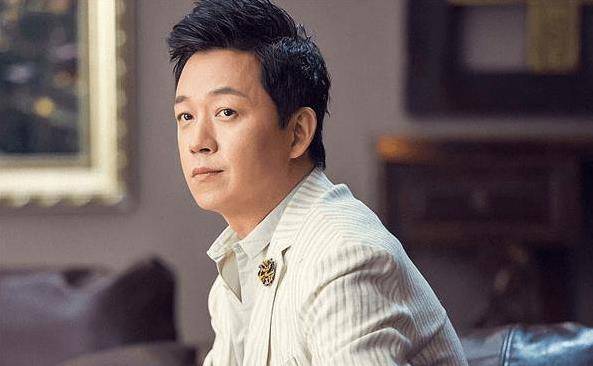 潘粤明带小10岁女友逛街,亲密揽肩显甜蜜,精挑细选大方买单_尹姝贻