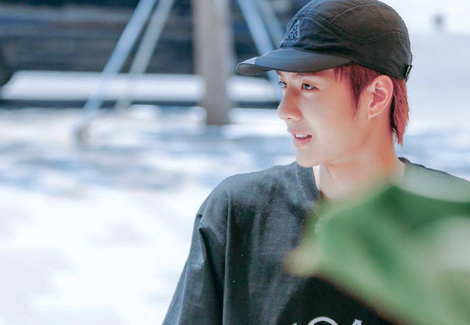 王一博复工拍戏隐患大,寸步难行又被堵,只能带普通医用东西防护_横店