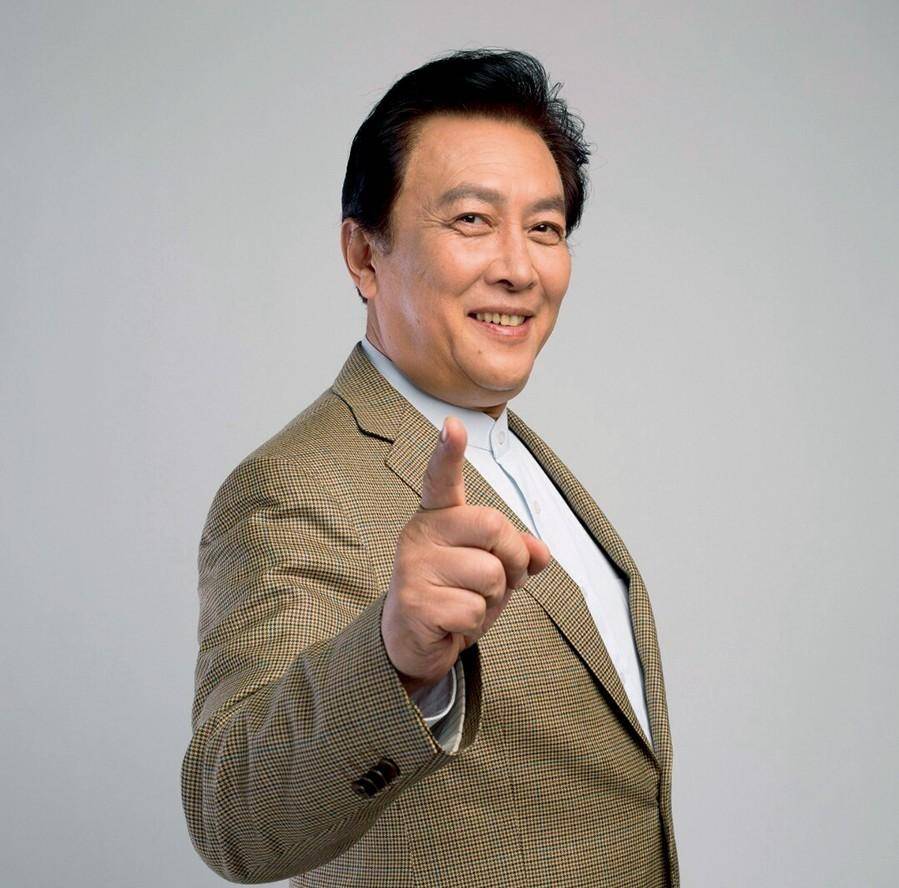 71岁唐国强在美国过年!