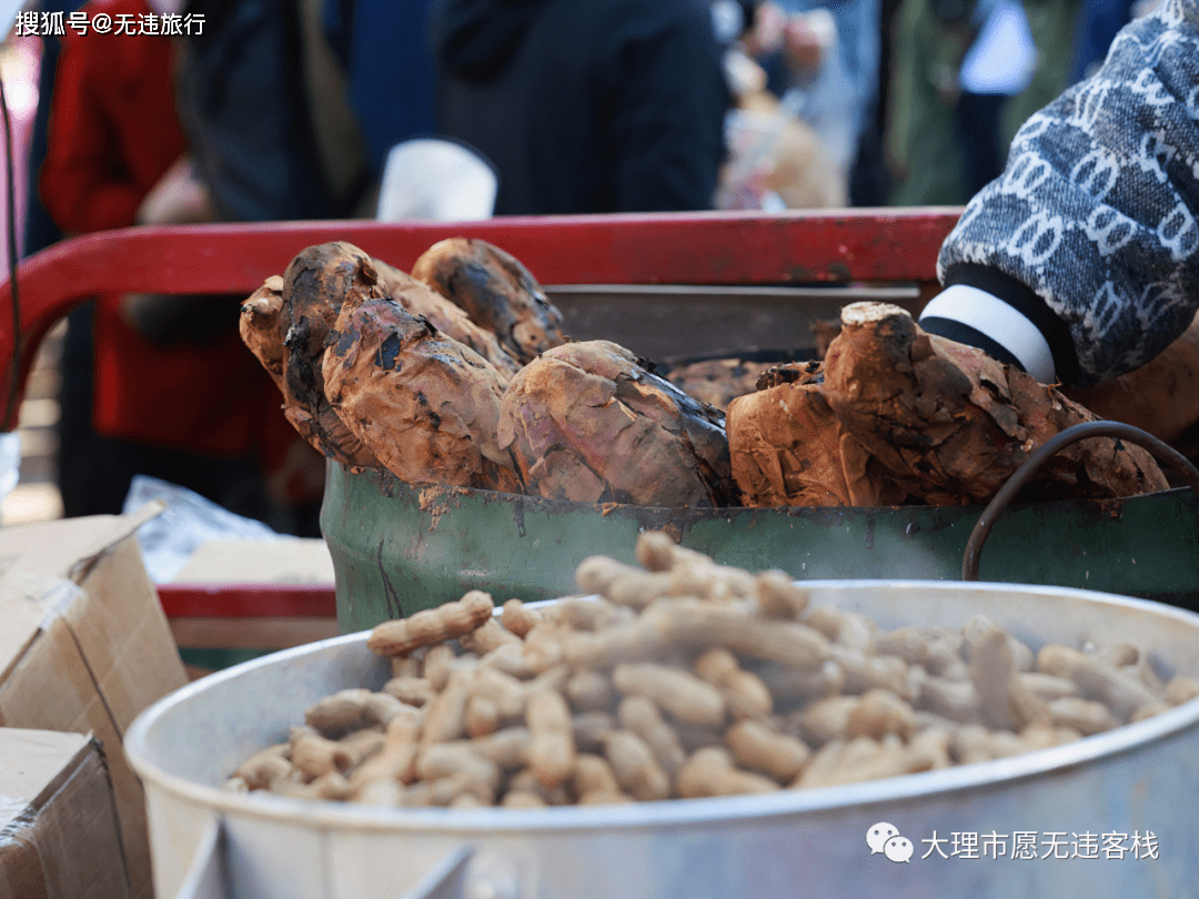 一阵微风吹来,久违的柴火烟味飘进鼻腔,夹杂着烧烤的味道,勾起了味蕾