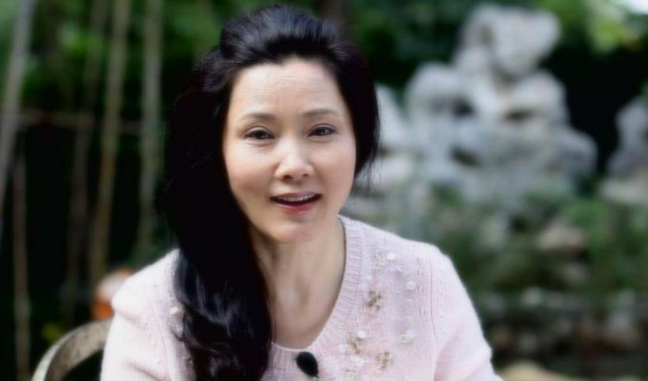 何赛飞:曾对机场工作人员发火,喝多了连导演都说,为何却没凉凉_父亲