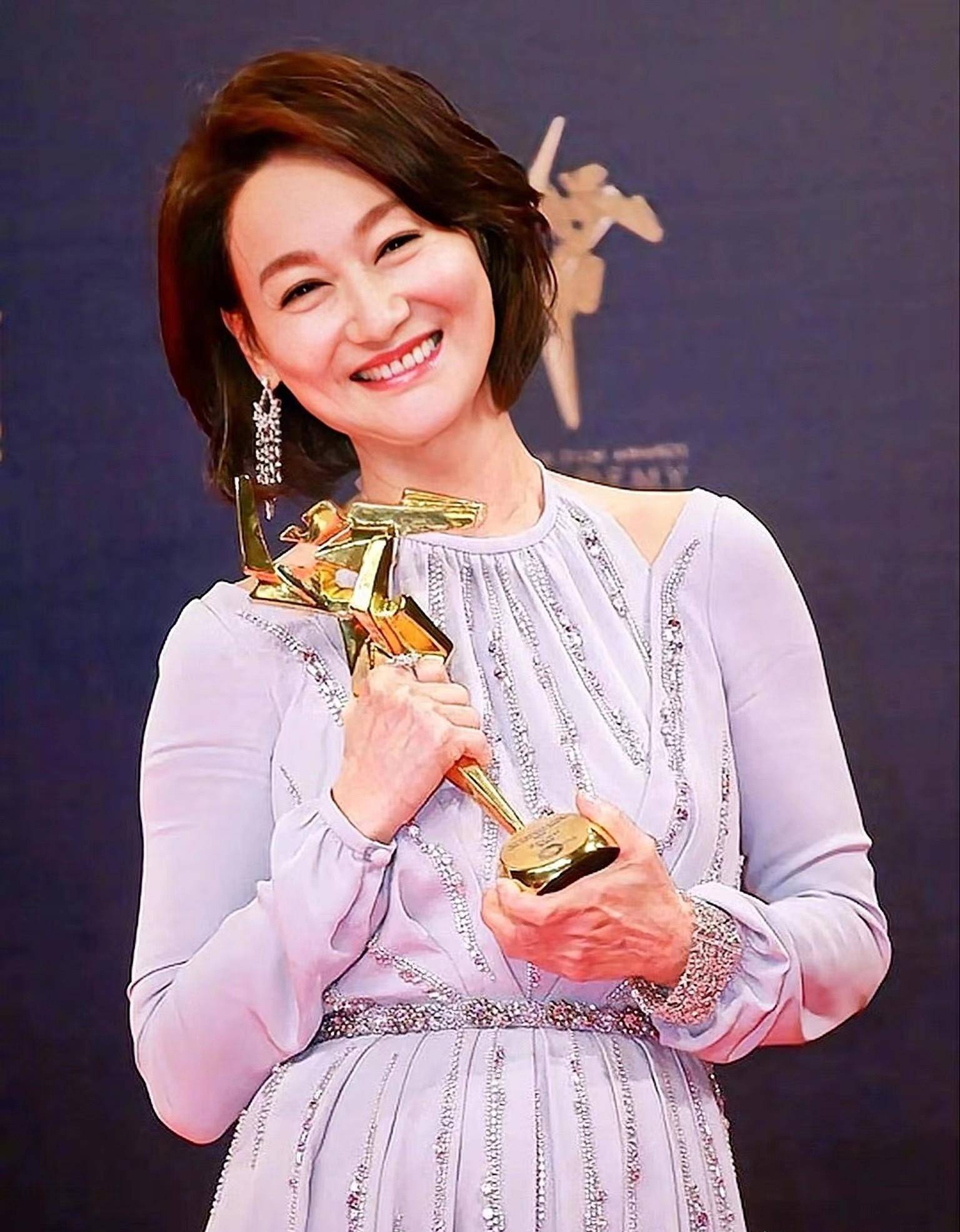 57岁夺得金马奖影后,62岁依然活跃在演艺圈里_电影_表演_惠英红