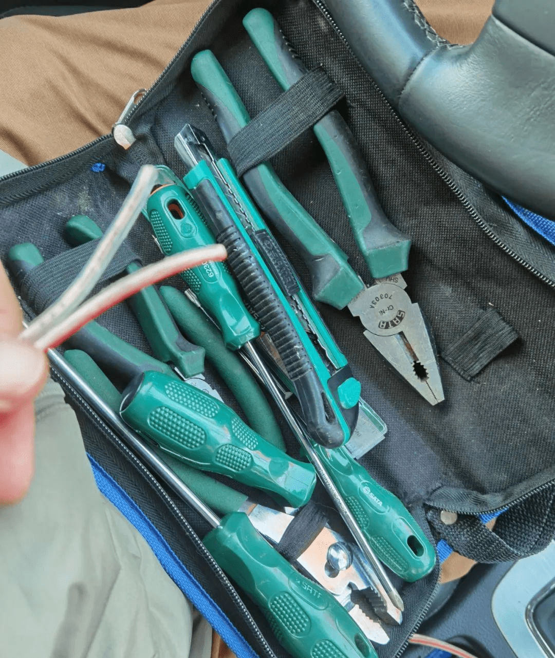 计划直接从rns510背后取音源,这个当时想过拆门板,从门板喇叭上取电