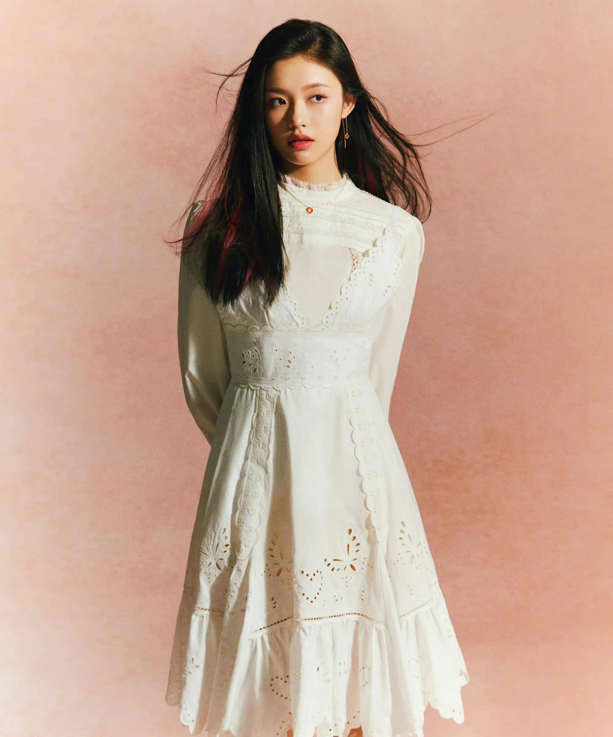 林允登费加罗二月刊封面 穿粉色西装甜美酷飒 白色蕾丝裙清纯妩媚